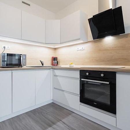 Yellow Apartment With Parking プラハ エクステリア 写真