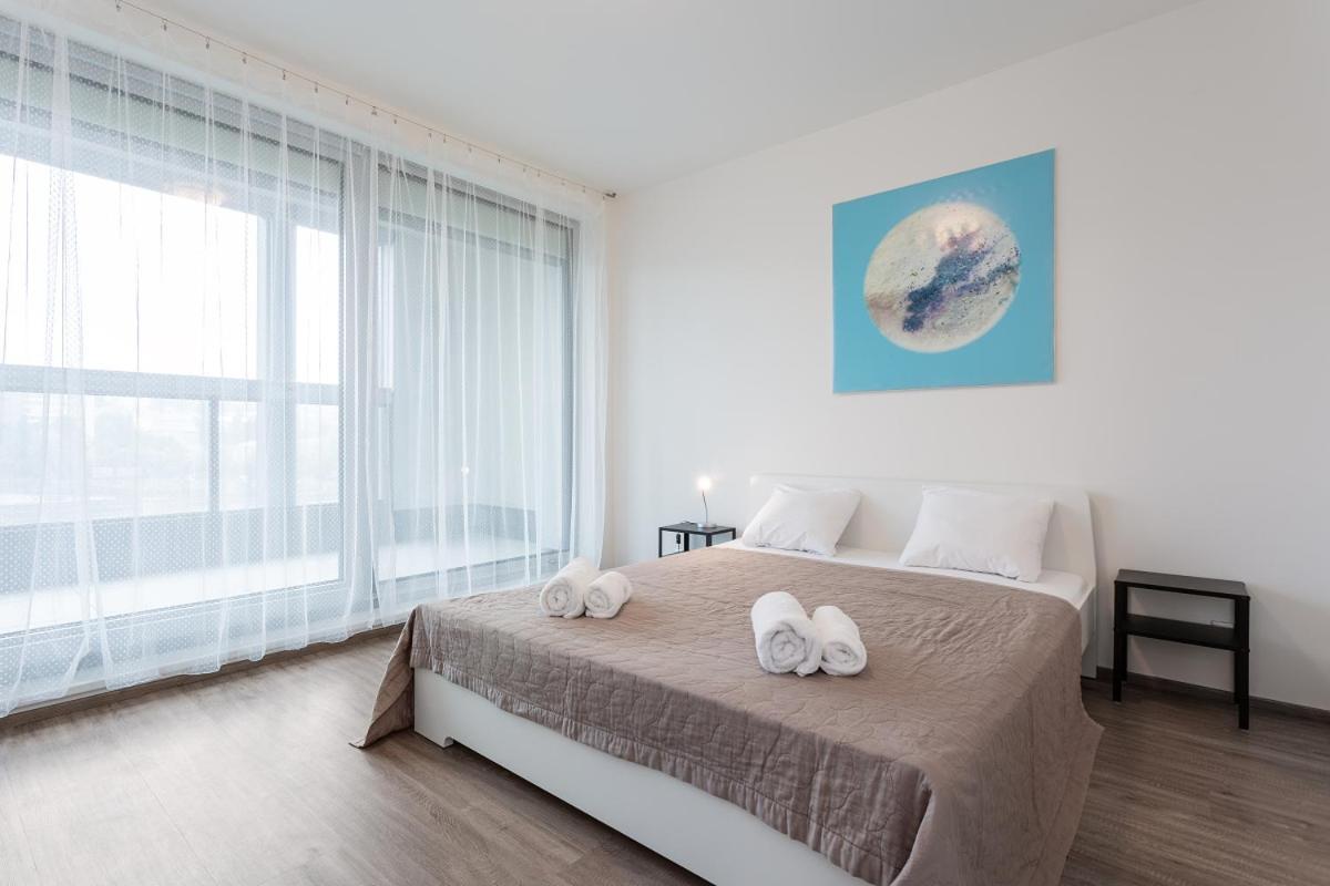 Yellow Apartment With Parking プラハ エクステリア 写真