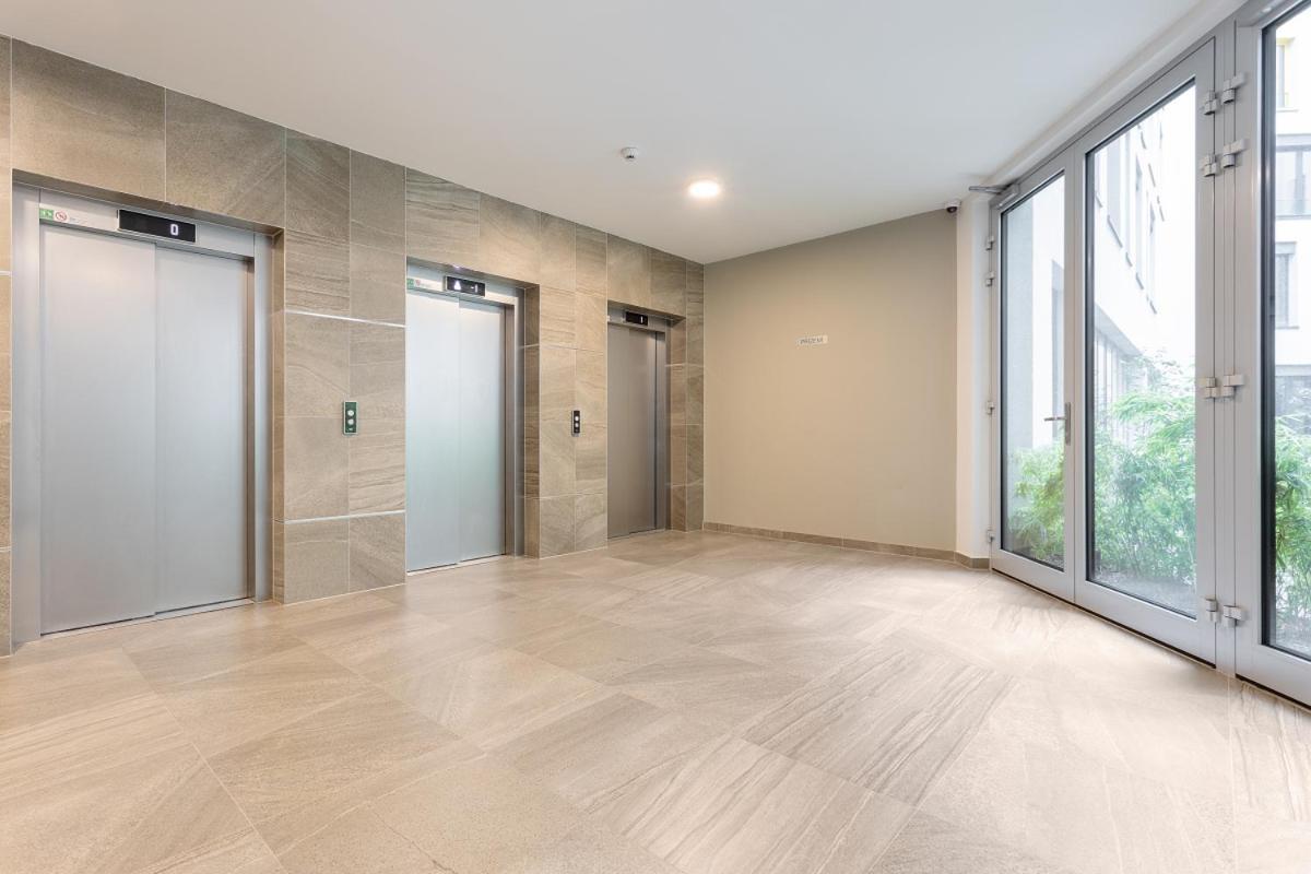 Yellow Apartment With Parking プラハ エクステリア 写真