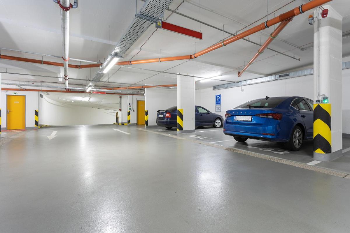 Yellow Apartment With Parking プラハ エクステリア 写真