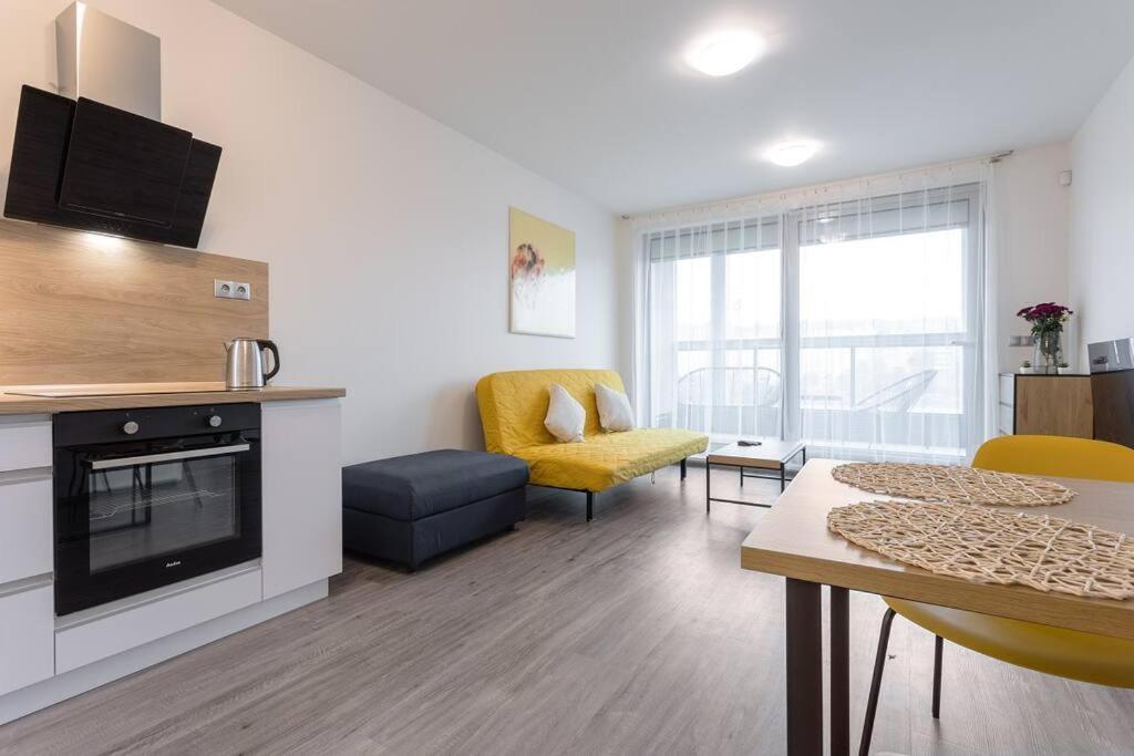 Yellow Apartment With Parking プラハ エクステリア 写真