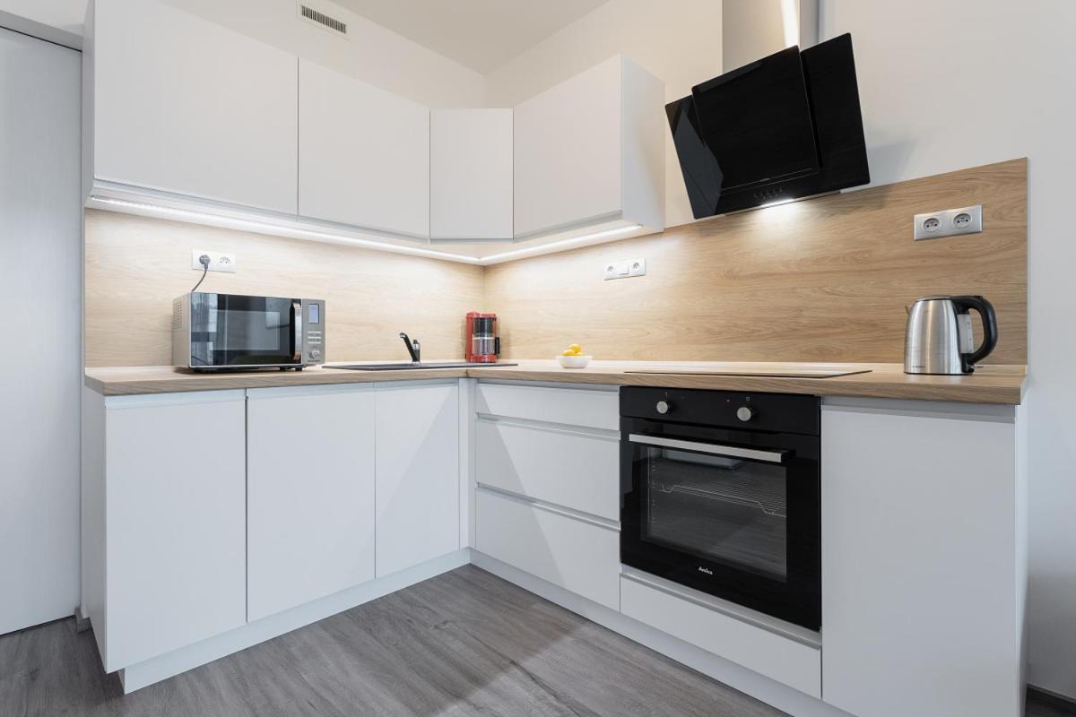 Yellow Apartment With Parking プラハ エクステリア 写真
