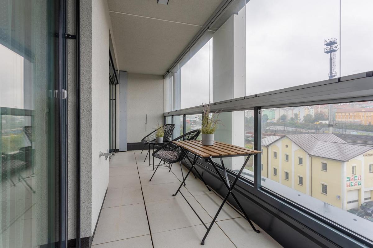 Yellow Apartment With Parking プラハ エクステリア 写真