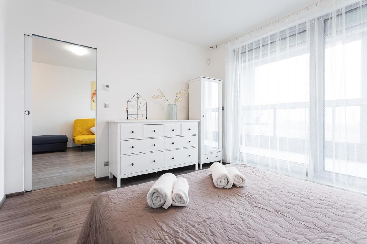 Yellow Apartment With Parking プラハ エクステリア 写真