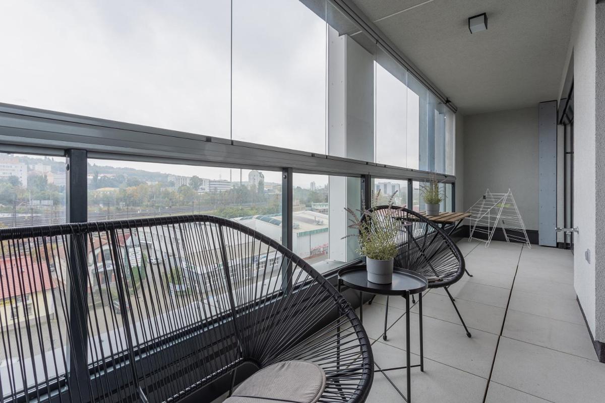 Yellow Apartment With Parking プラハ エクステリア 写真