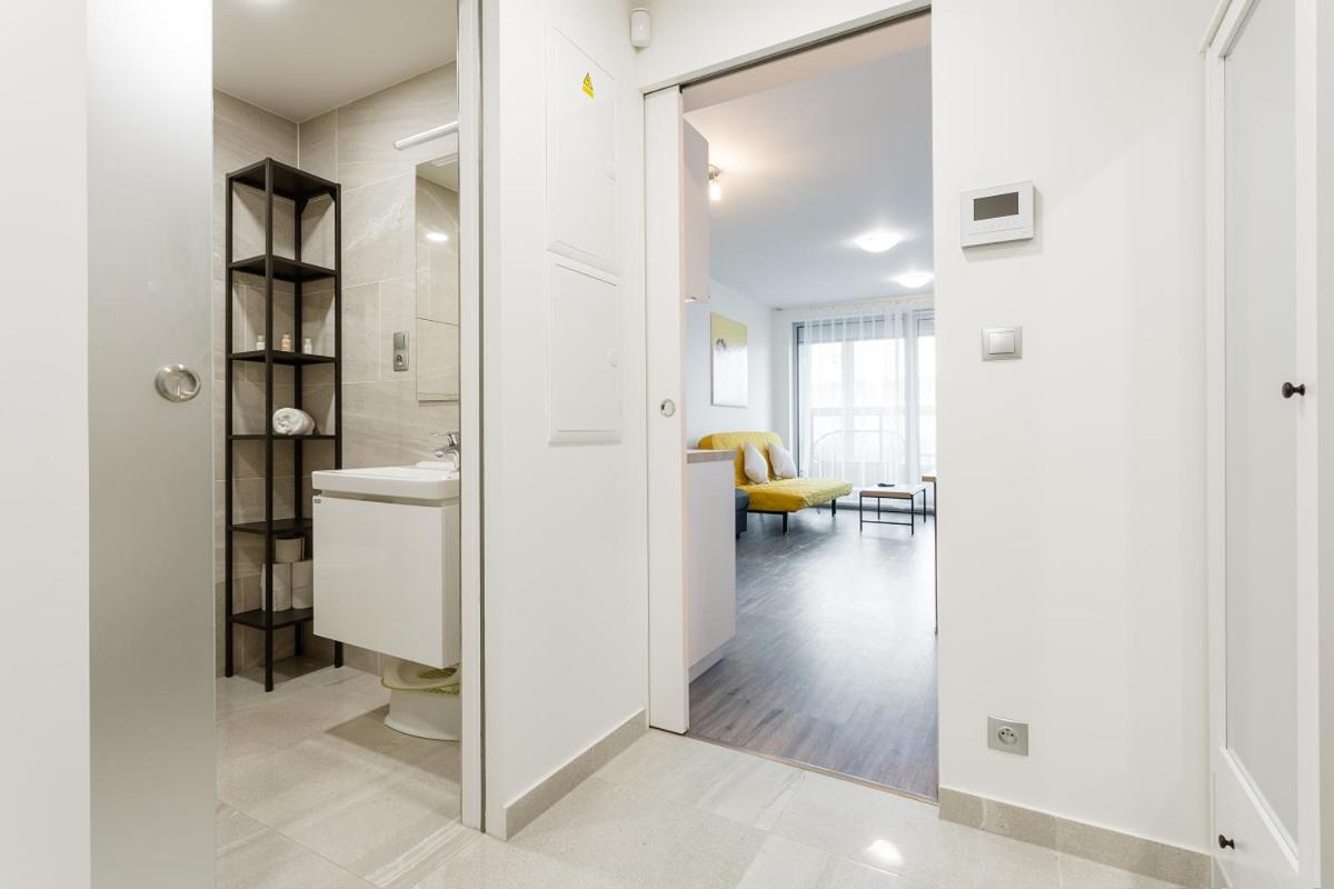Yellow Apartment With Parking プラハ エクステリア 写真