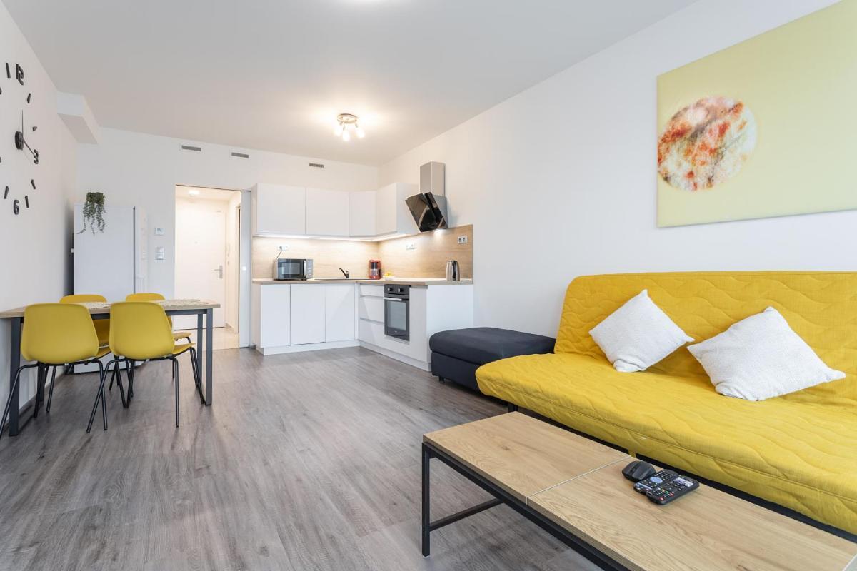 Yellow Apartment With Parking プラハ エクステリア 写真
